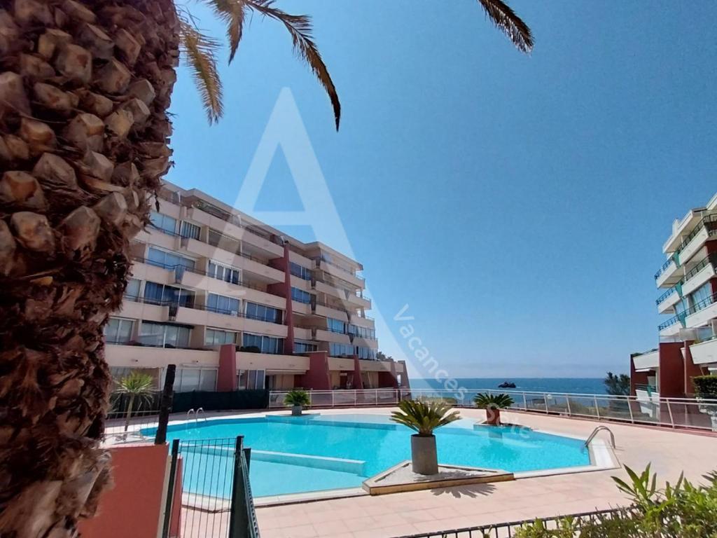 Terrasse vue piscine et apercu mer pour 4 personnes avec garage - 2