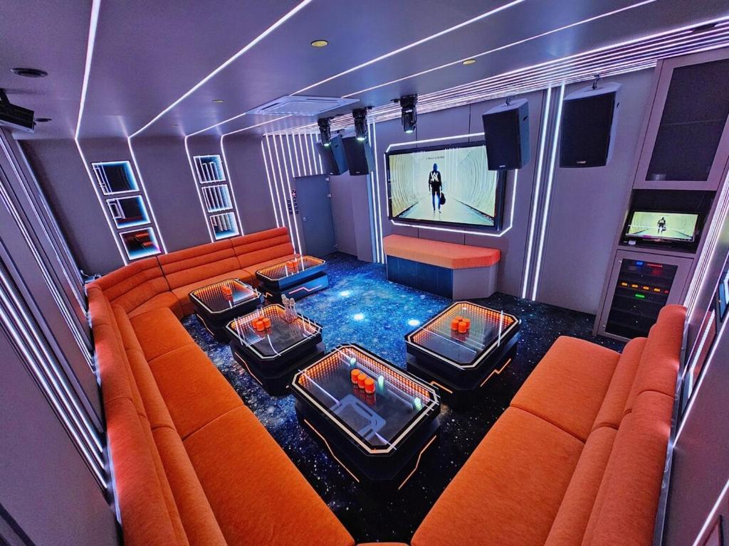 JPP l 角头间豪华私人KTV房泳池Switch火锅炉BBQ麻将机可睡26人5分钟到Austin, Johor Bahru