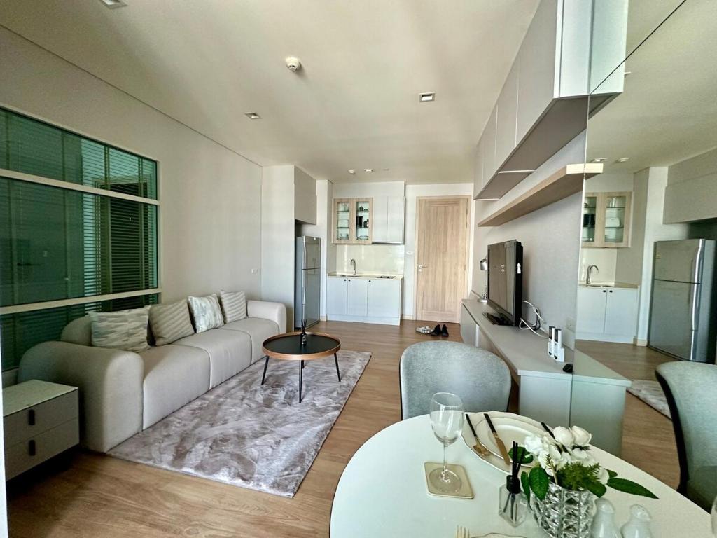 Luxury Apartment at Central Watthana, Bangkok