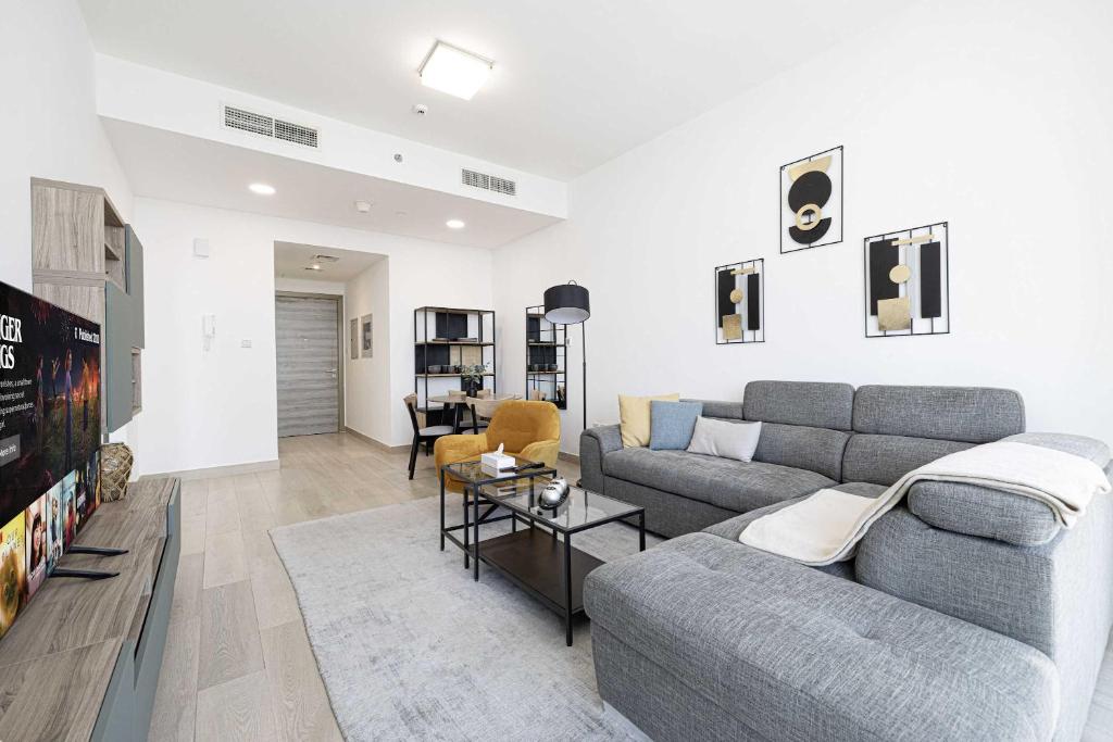 Stylish 1-Bedroom Apartment with Premium Amenities, Dubaï