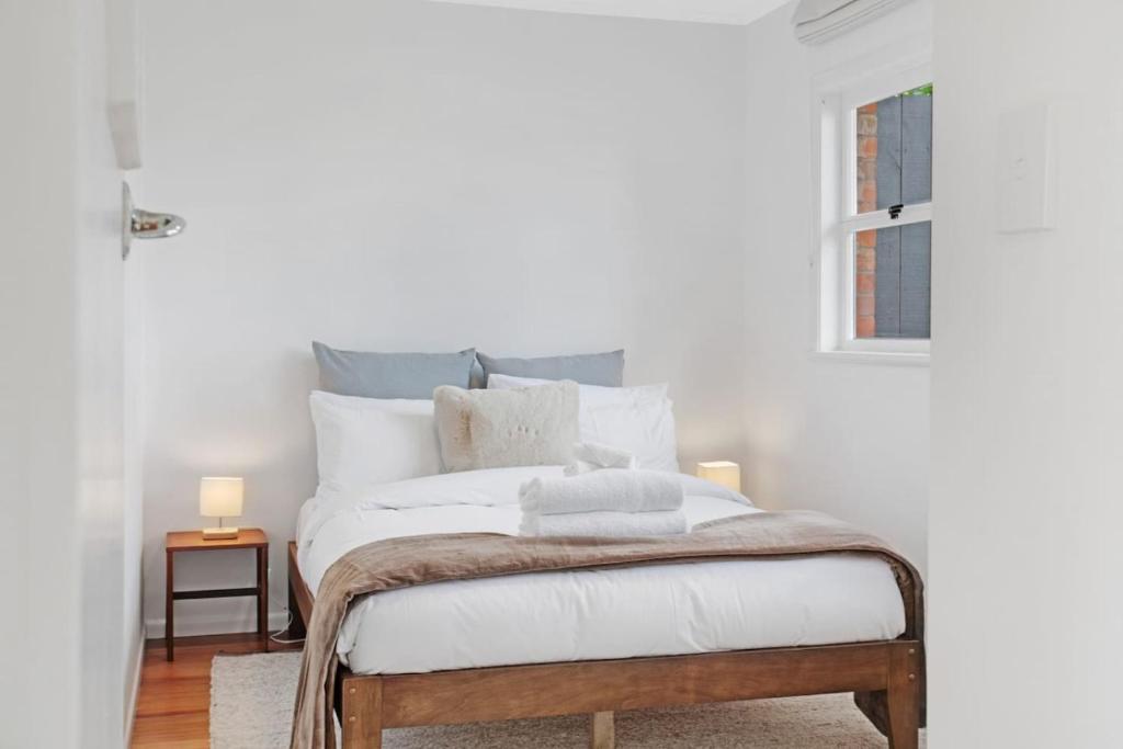 Harbour View Haven near Takapuna with Air-Con, Окленд