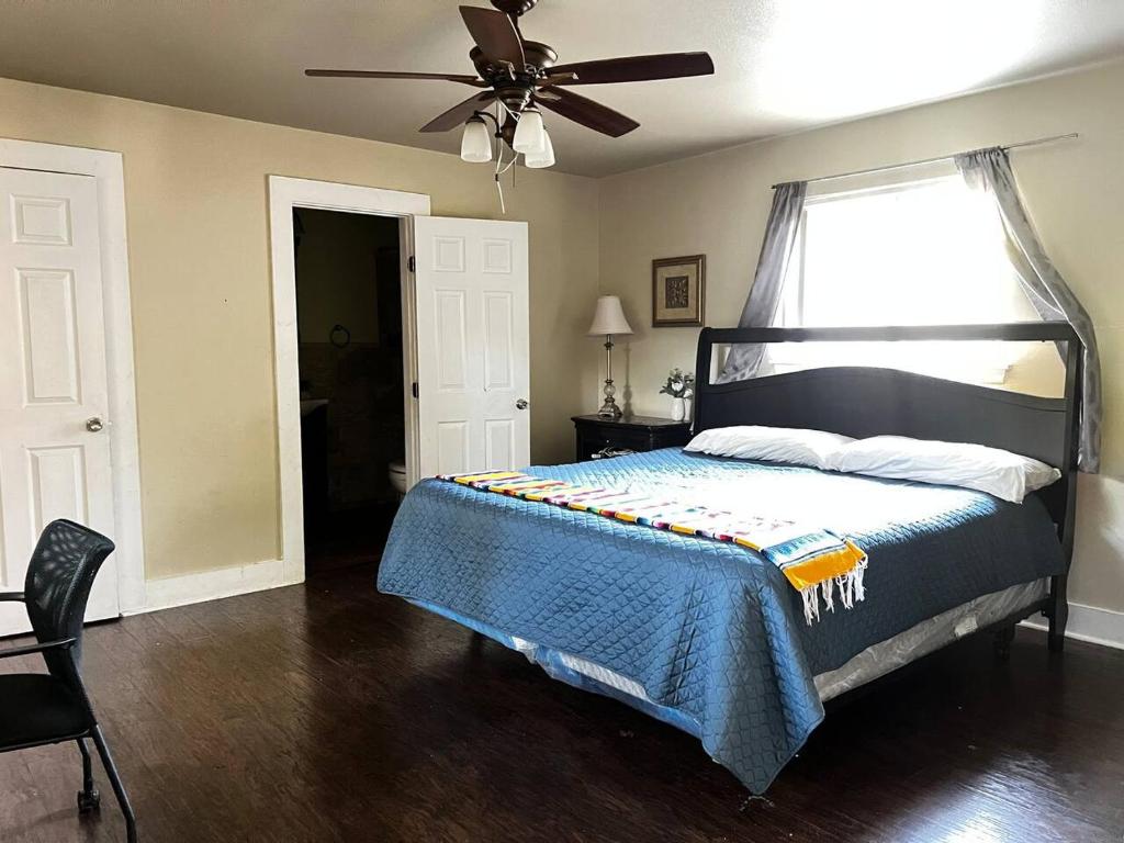 King Suite in shared home 9 Min to Convention Center, San Antonio