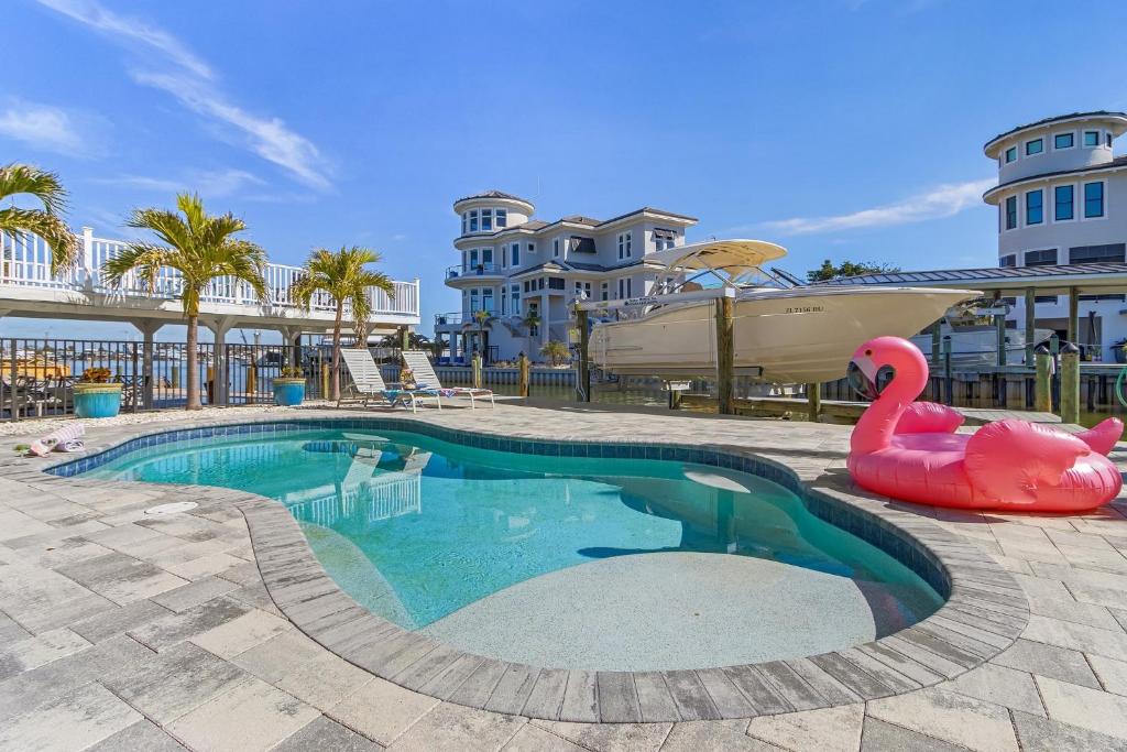 Gulf Access, Heated Pool, Grill & Lanai Primo Getaway Roelens, Fort Myers Beach