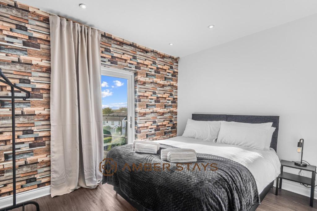 Stylish 3 Bed House in Reading, Perfect for Business & Contractors, Free Parking!, Reading