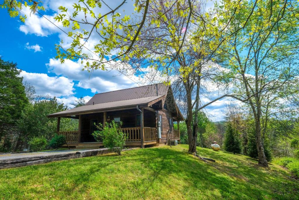 Classic, quaint Tennessee 1 bedroom log cabin with hot tub and a view!, Sevierville