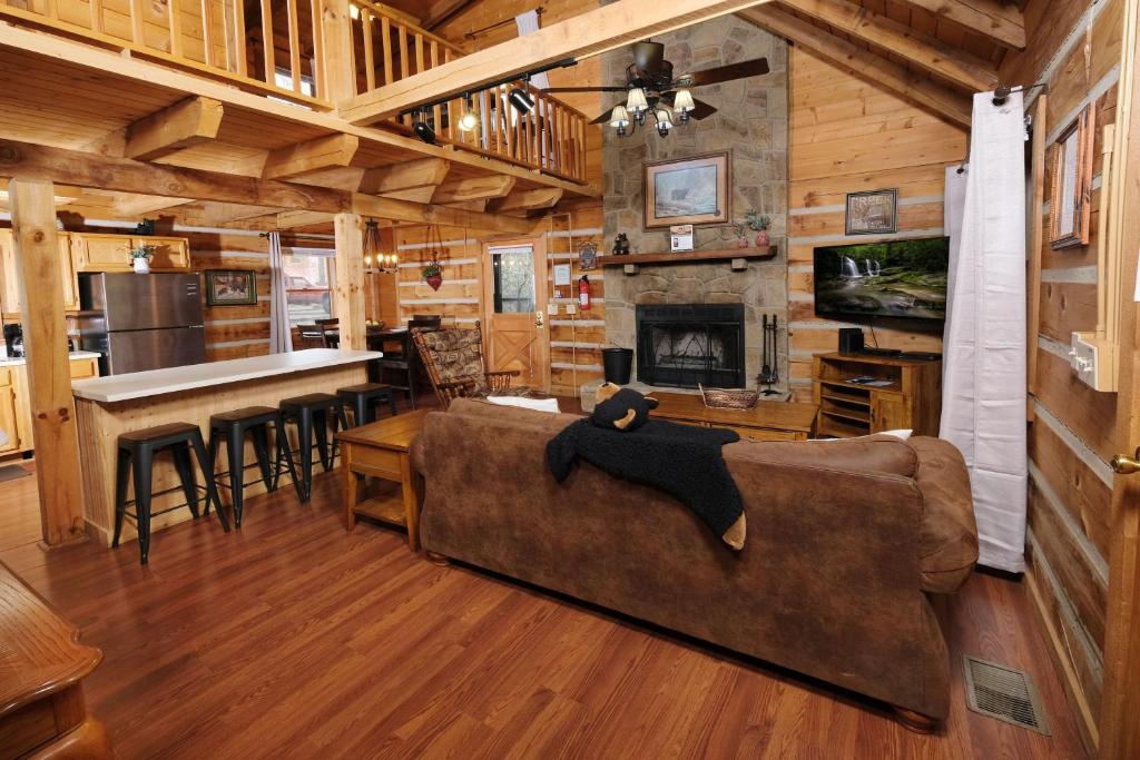 Pet friendly log cabin with hot tub, arcade game, and great deck space!, Sevierville
