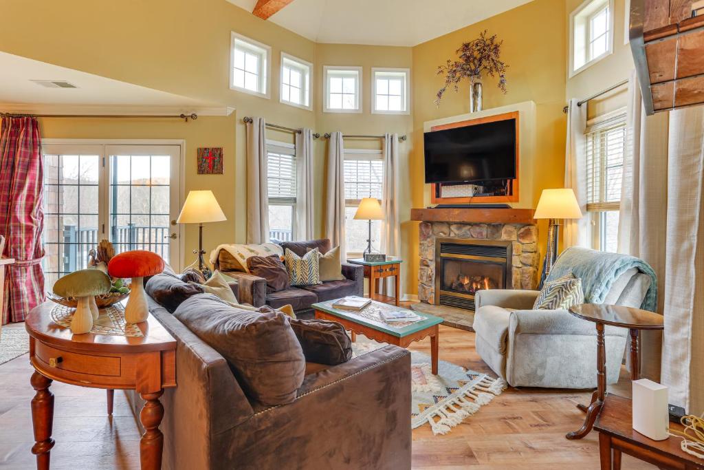 Less Than 1 Mi to Mountain Creek Resort Condo with Balcony, Vernon Township