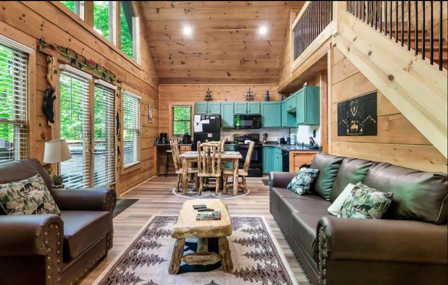 Gorgeous Updated Cabin With Awesome Game Room, Hot Tub, And Spa- Like Shower!, Sevierville