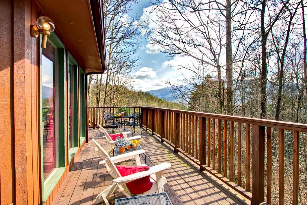 Mountain views, hot tub, and heart shaped jacuzzi in a cozy 2BR!, Gatlinburg