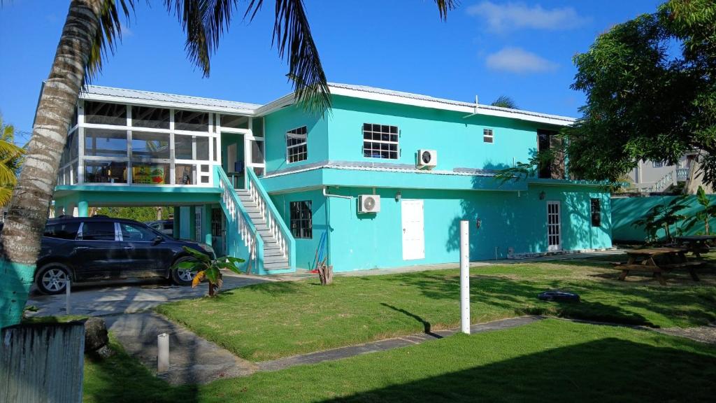 Bamboleo Inn, Ladyville