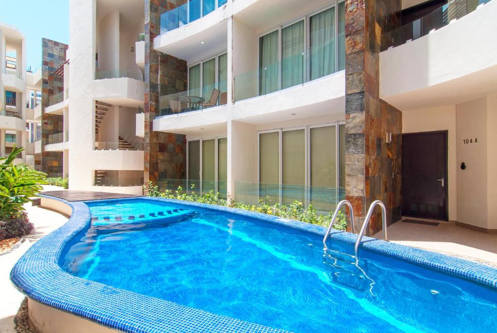 Exceptional Location Near Beach, Pool-View Balcony, Playa del Carmen