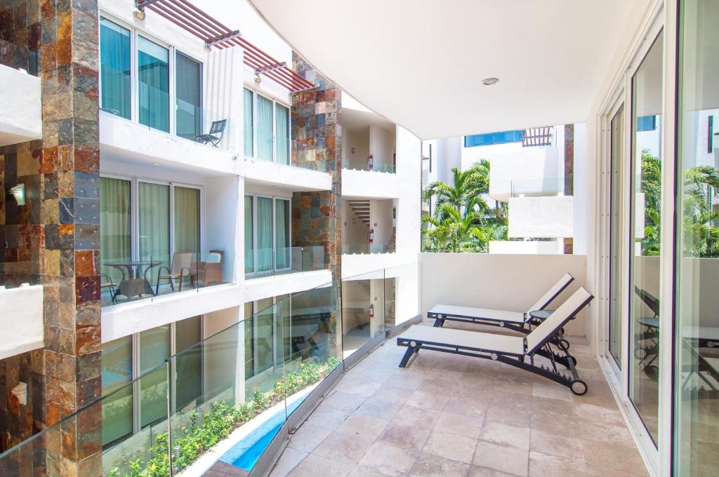 Exceptional Location Near Beach, Pool-View Balcony - 2