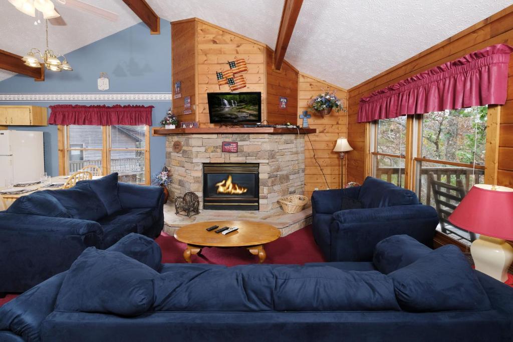 3 king BRs- arcade game, hot tub, & free tickets!, Pigeon Forge