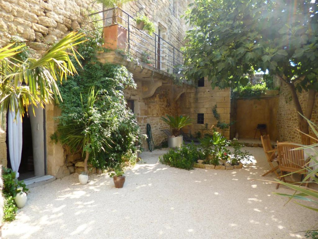 Guesthouse de Cambis B&amp;B — Hotel in Remoulins