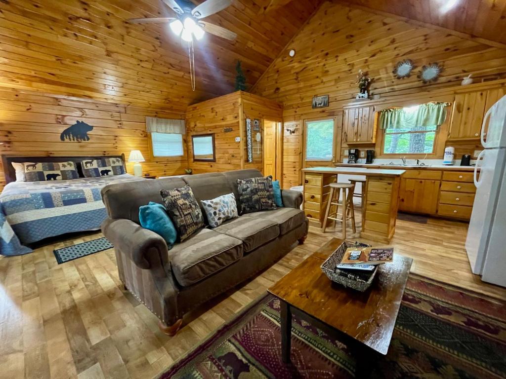 Studio in Gatlinburg with hot tub- super cozy!, Gatlinburg