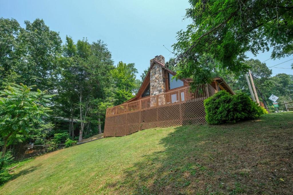 3 bedroom with mountain view and hot tub!, Sevierville