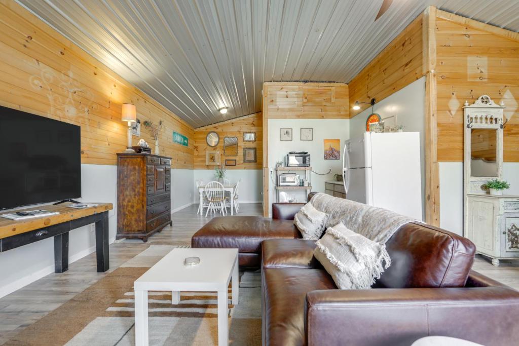 Waynesville Studio with Fire Pit and Mountain Views!, Waynesville