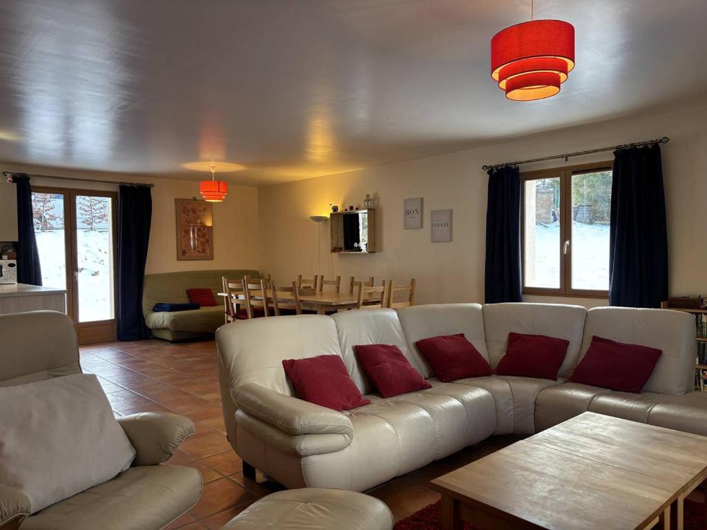 Maison spacieuse et fonctionnelle - 5 chambres, terrasse, parking privé - FR-1-548-27 - 2