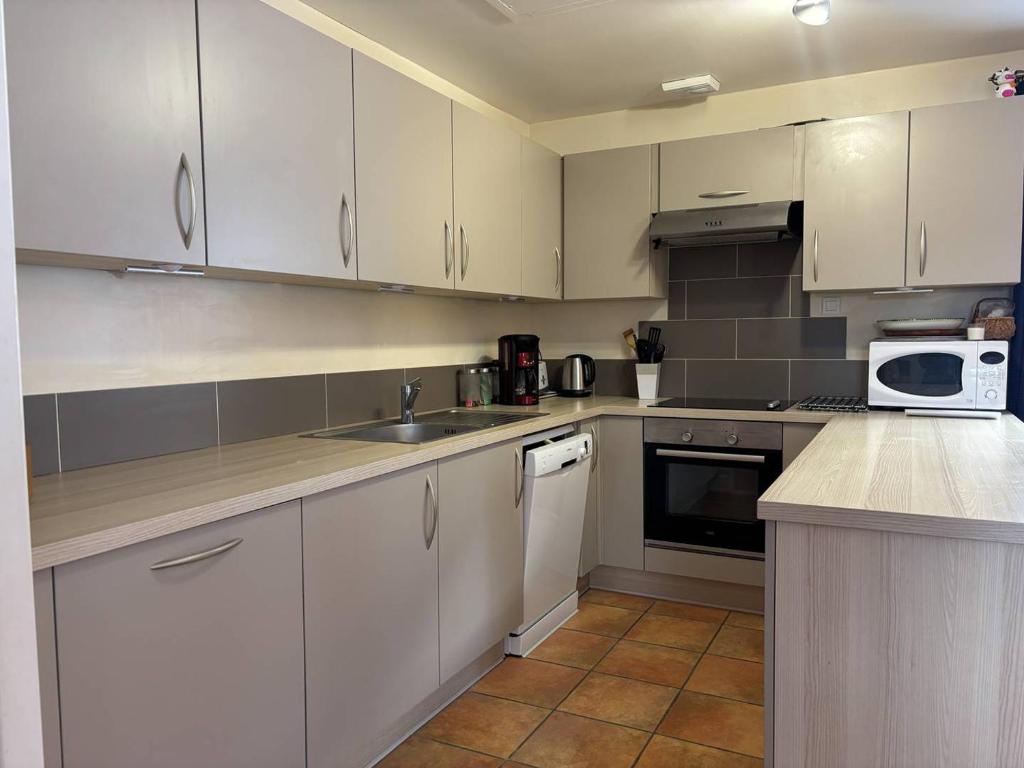 Maison spacieuse et fonctionnelle - 5 chambres, terrasse, parking privé - FR-1-548-27 - 4