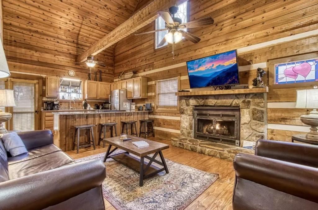 Adorable 2BR log cabin with hot tub and foosball!, Sevierville