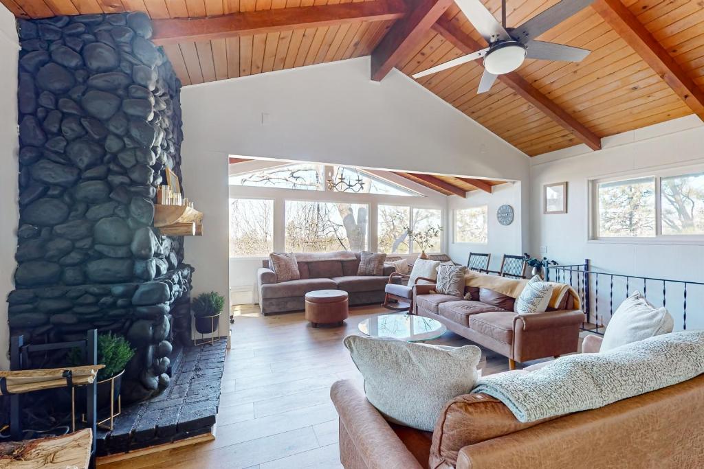 Arosa Pines, Crestline