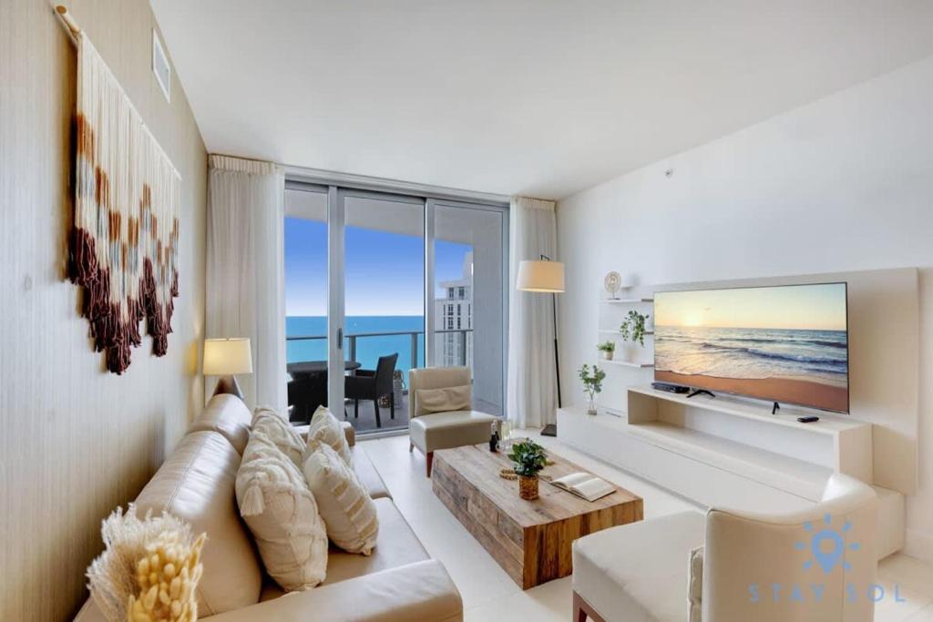 Ocean Views - Balcony & Resort Pool Paradise, Hollywood