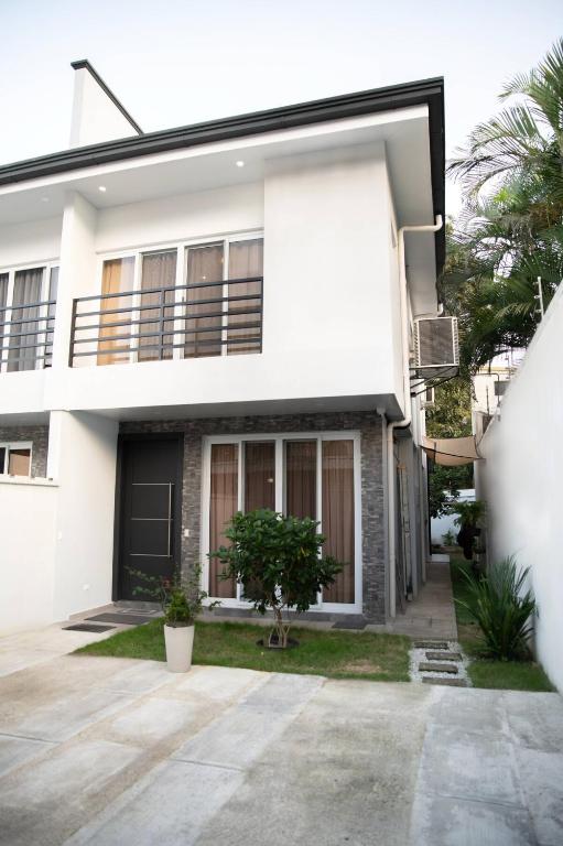 Townhouse - Centrico - Modern - 3 hab - Patio, San Pedro Sula