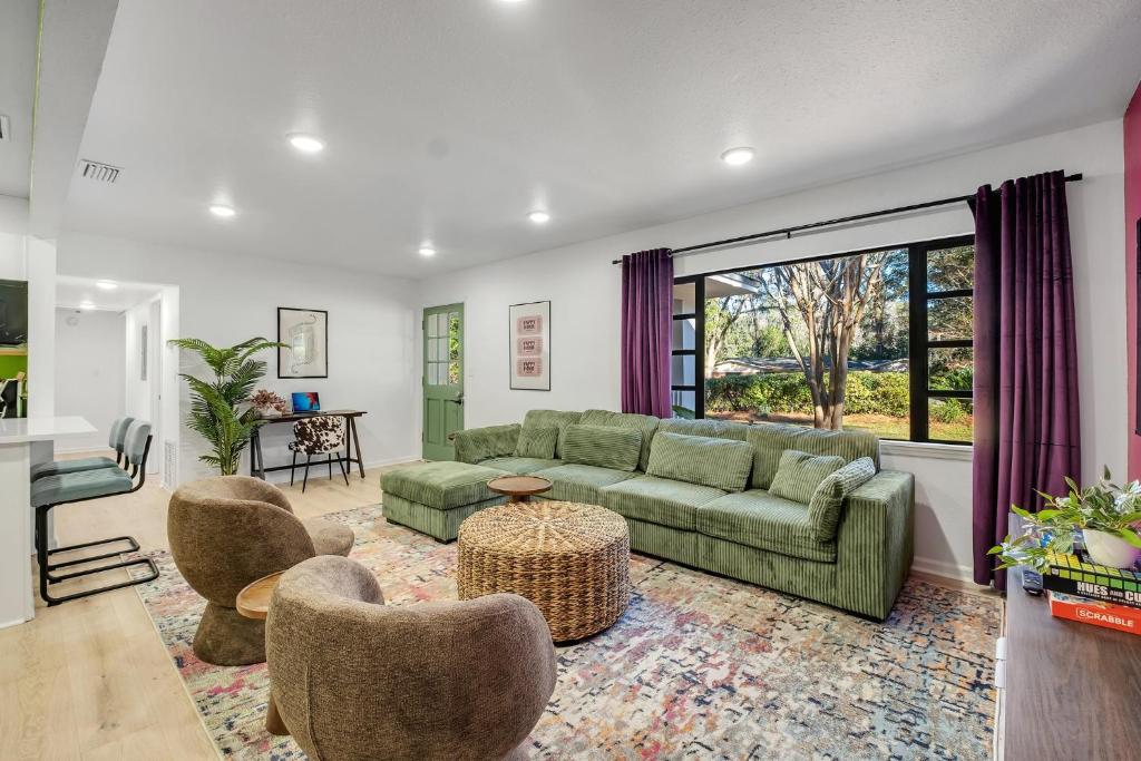 Spacious 4BD - Central Stay with Backyard & Games, Tallahassee