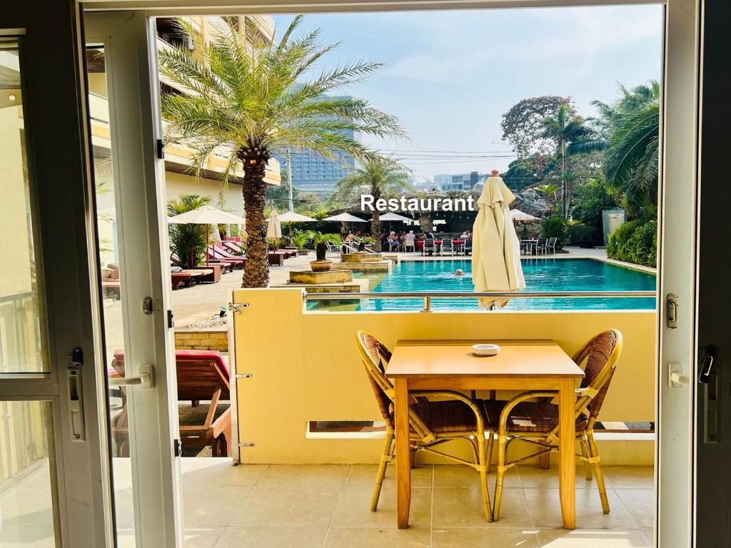 Restaurant, View Talay Residence 6 Wongamat Sand Beach in Pattaya