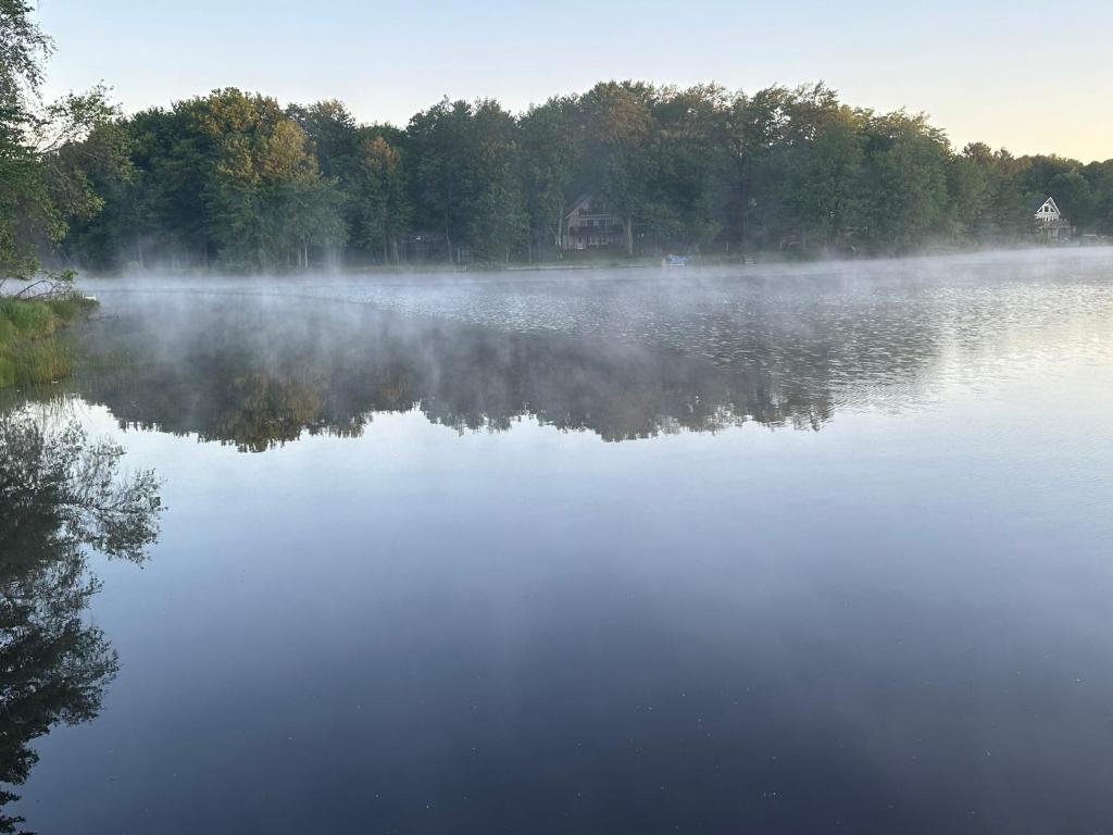 Peaceful Pocono Lakefront, beach, pools, firepit, pets, Arrowhead Lake