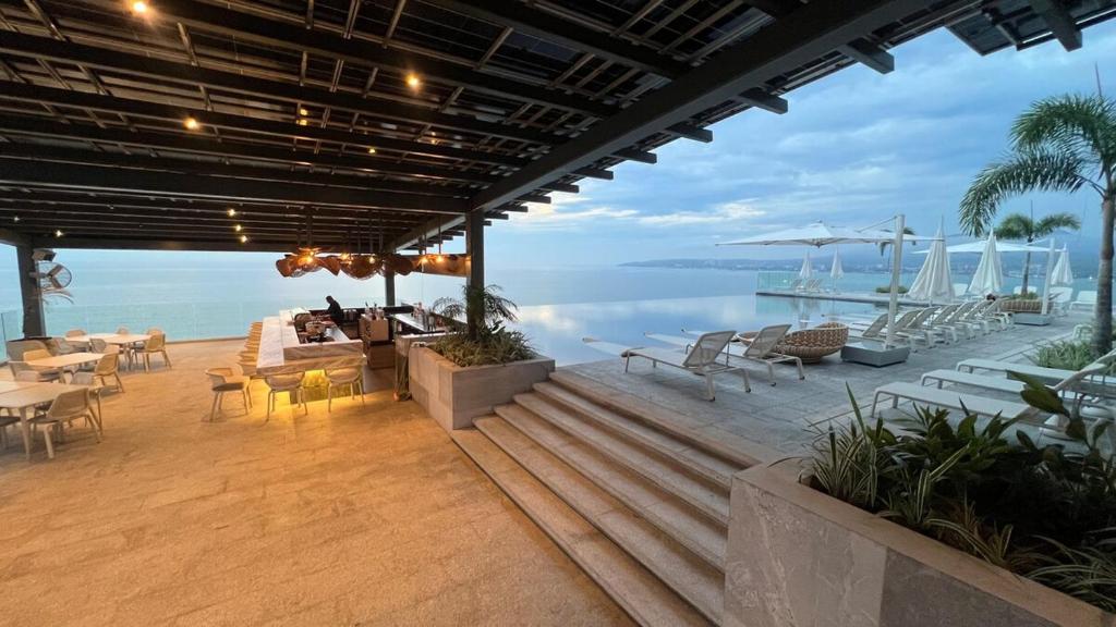 Exclusive and luxurious condo - 3