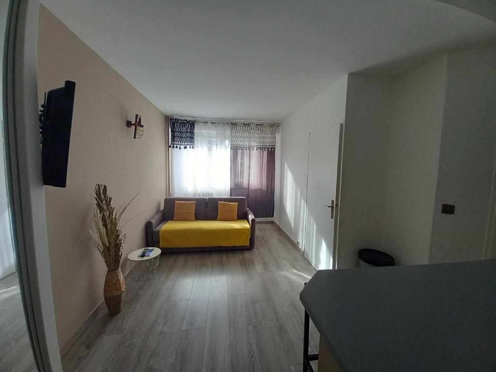 Appartement avec une petite place de parking, centre ville, proche gares - 1