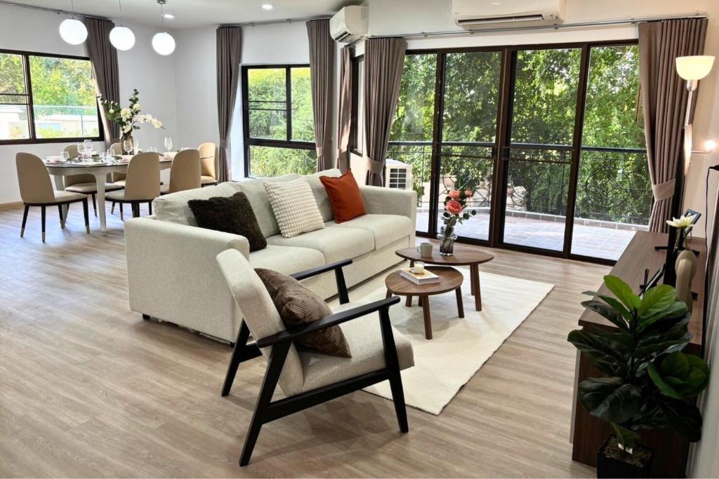 Seastar Hotel And Service Apartment