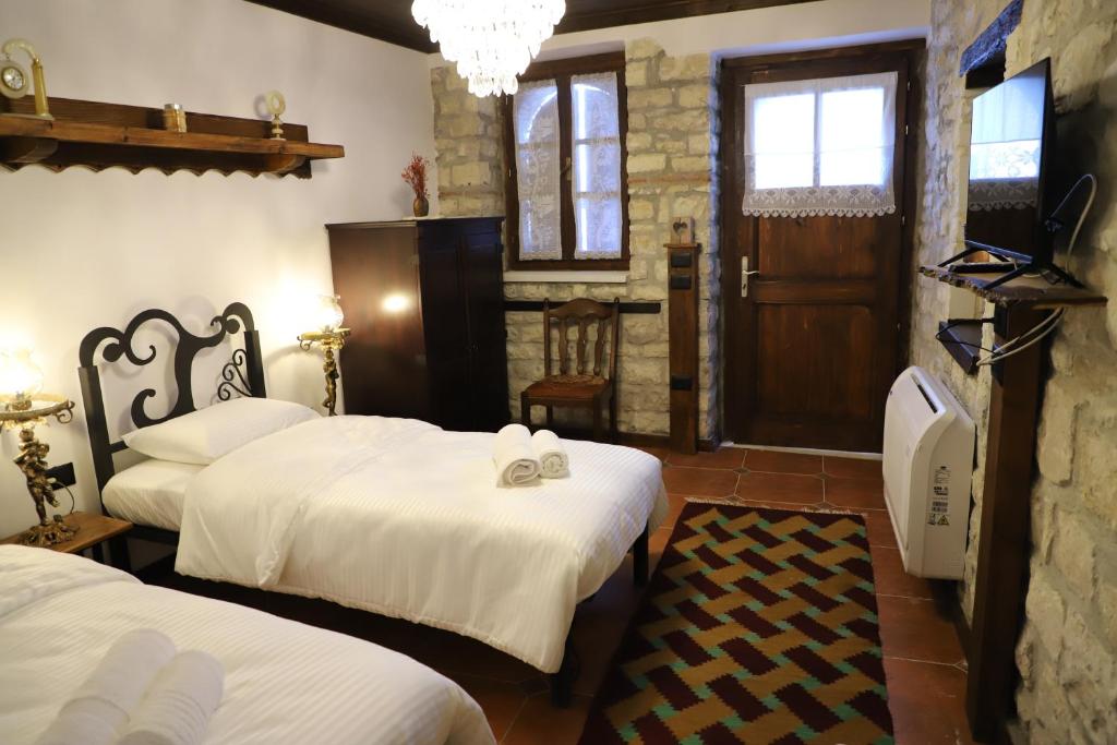 Double or Twin Room with Mountain View