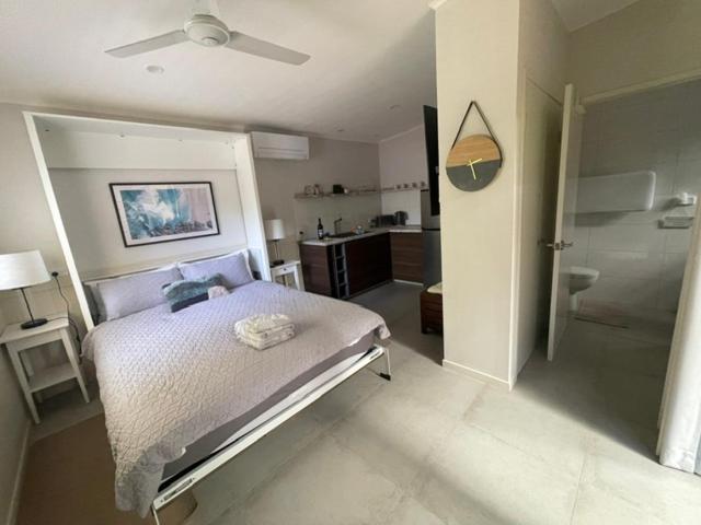 Lotus Shack - charming and private, Russell Island