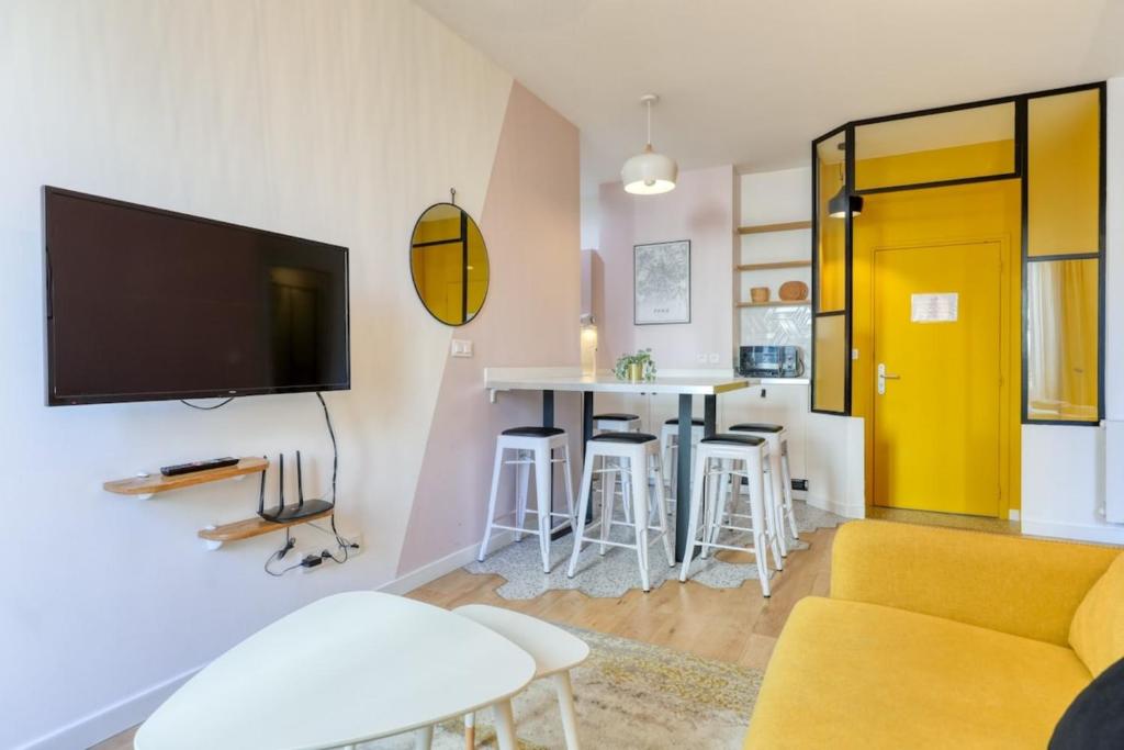 Pink Design 2BDR Flat in the Heart of Bastille - 4