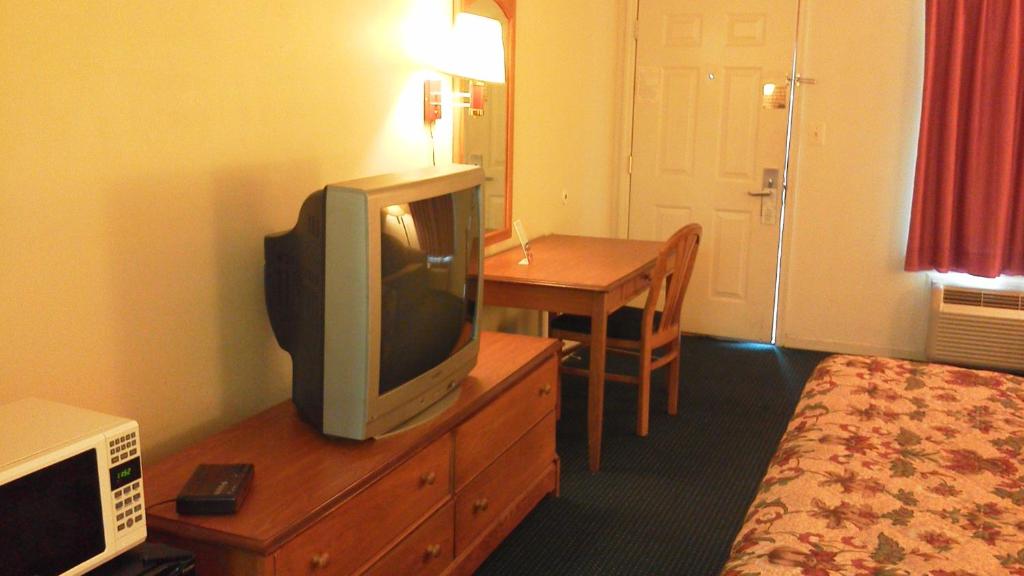 Econo Lodge Inn and Suites photo