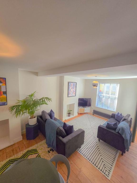 Coastal Retreat with Town views in Historic Hastings, Hastings