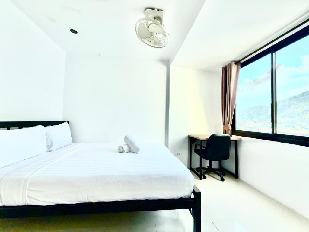 Easy Life 7, Pláž Patong