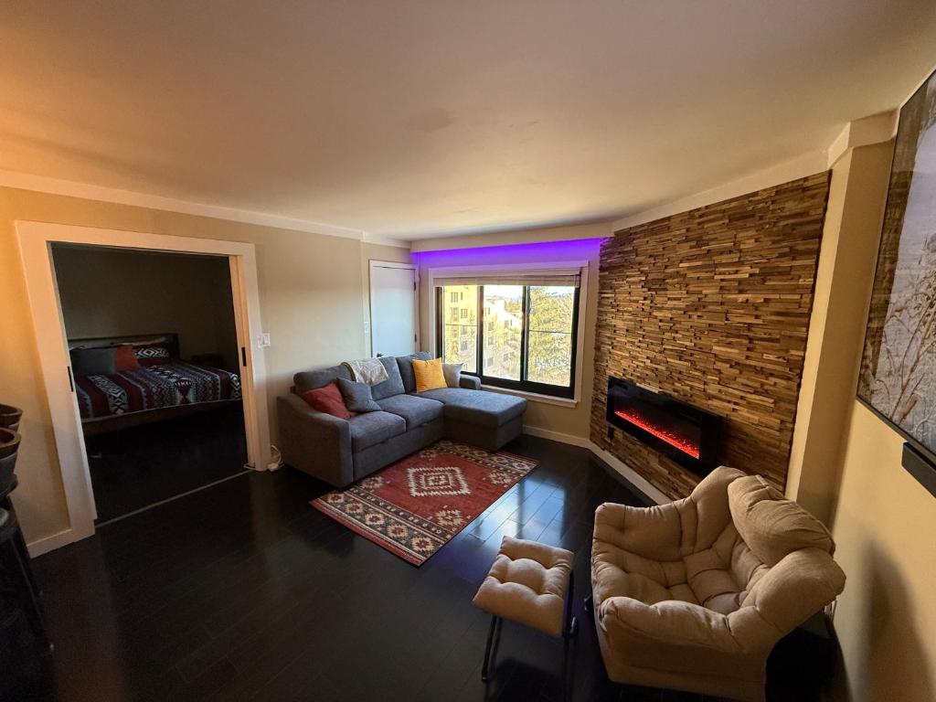 Unique 2 Bed, 2 Bath with In & Out Night Skiing, Snowshoe