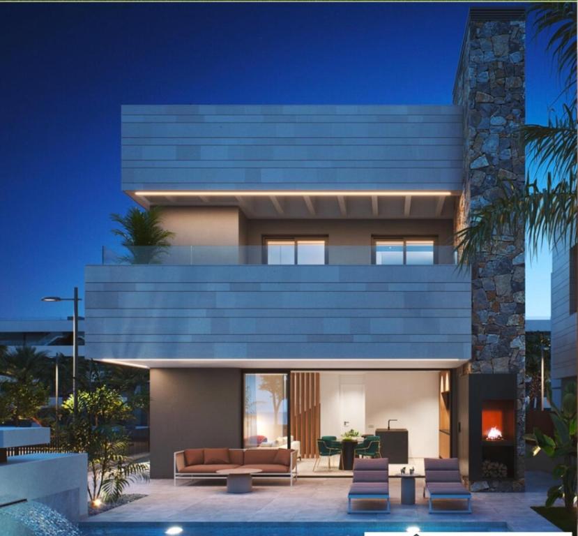 4 Bed Villa - Sleeps 8 - Pool - Garden - Parking - 1