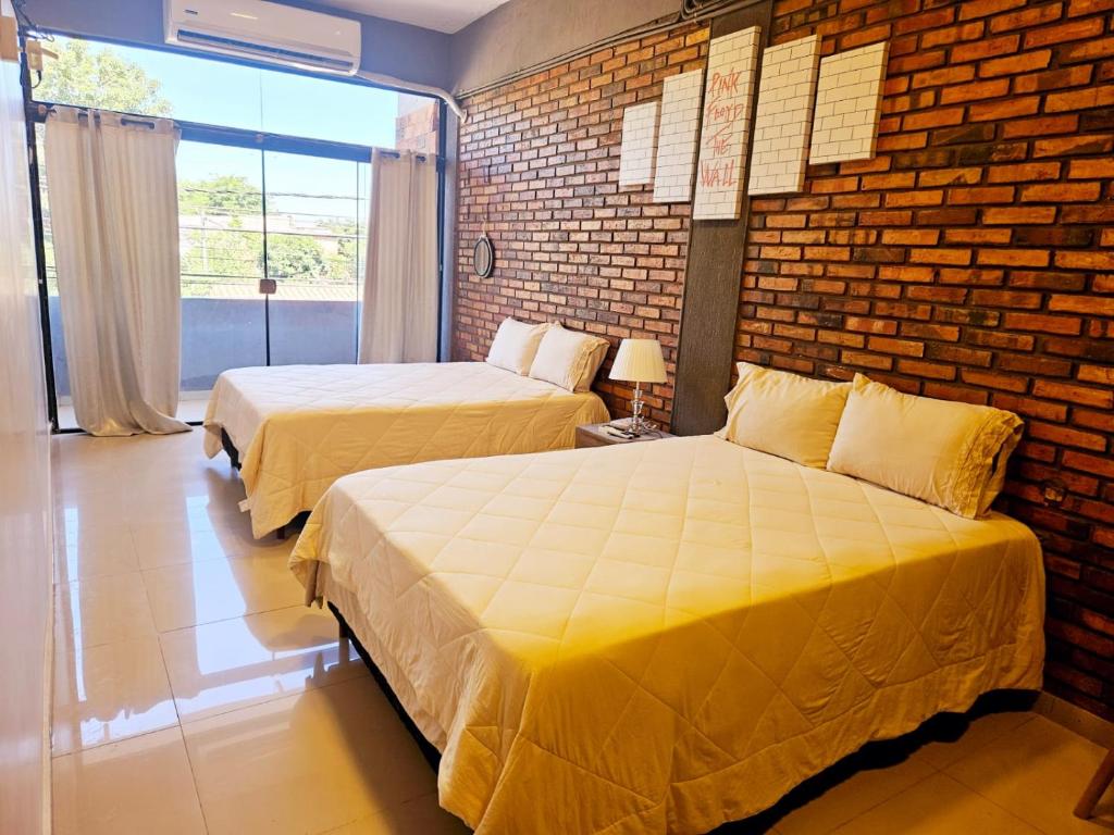 Abbey Road Inn II, Fernando de la Mora