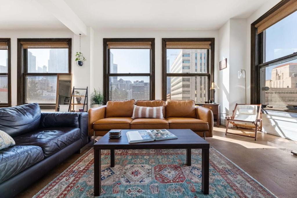 Skyline View Loft w Kitchen DTLA Exclusively Month Plus, Los Angeles