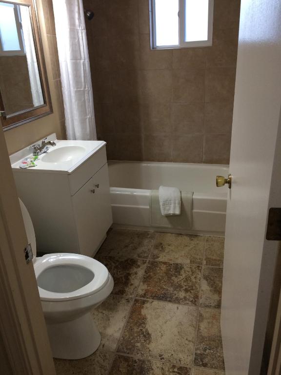 Townhouse Inn & Suites photo