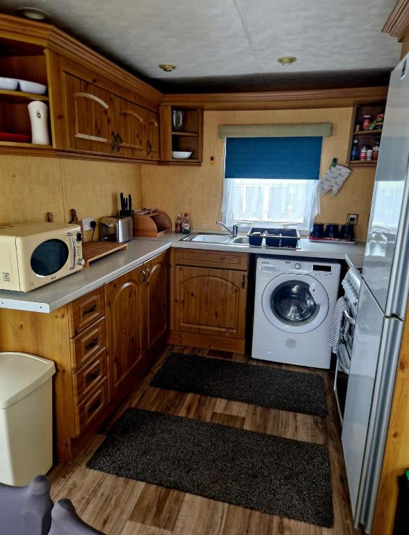 Spacious Luxury Escape with Sea Views and Pet Friendly at Clarach Bay, Aberystwyth