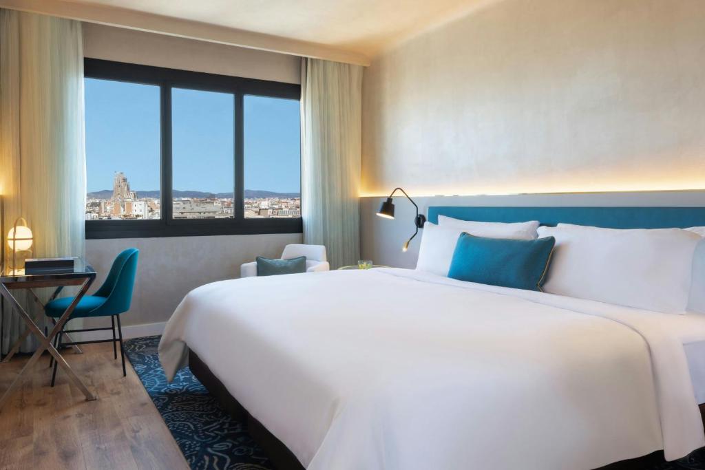Renaissance Barcelona Hotel - 5