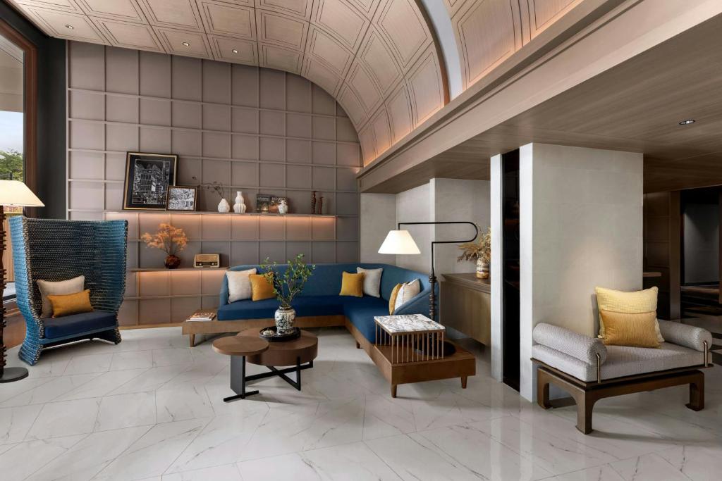 Madi Paidi Bangkok, Autograph Collection
