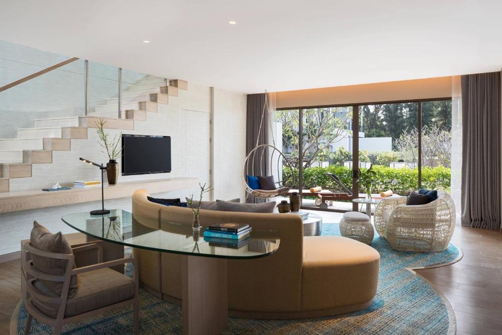 Swimming pool, Renaissance Pattaya Resort & Spa in Pattaya