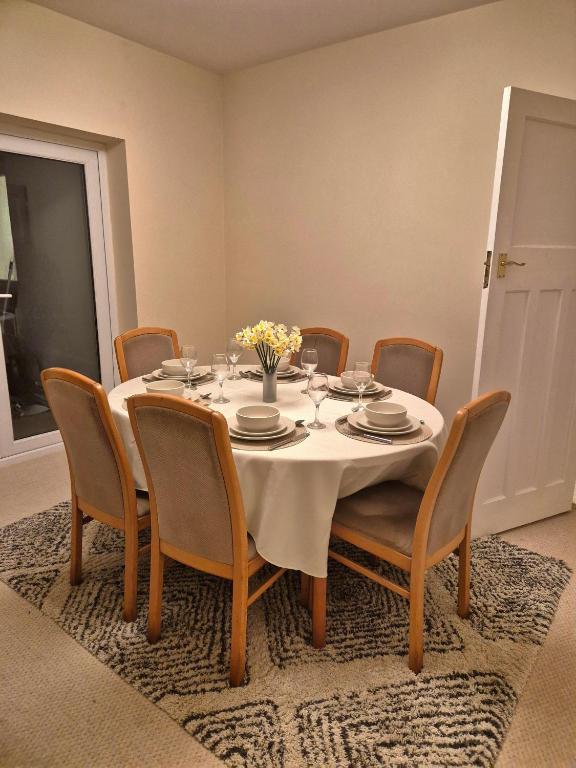 Spacious house의 주방 또는 편의시설