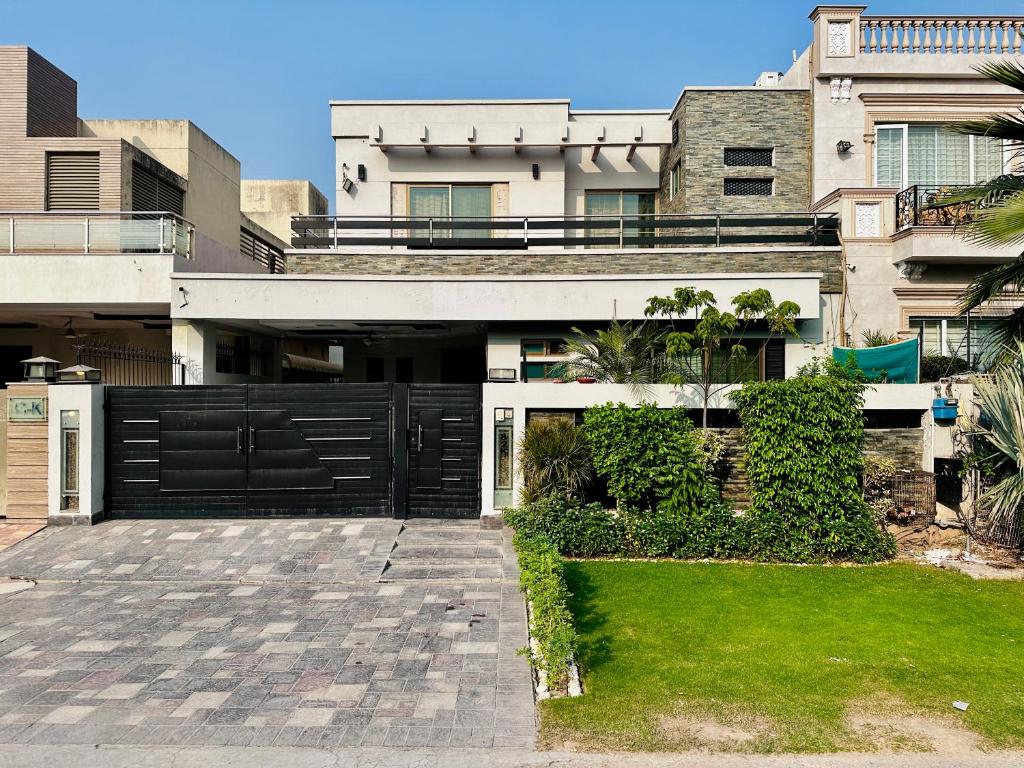 Spacious, Furnished Entire House 4-Bedrooms in DHA, Lahore